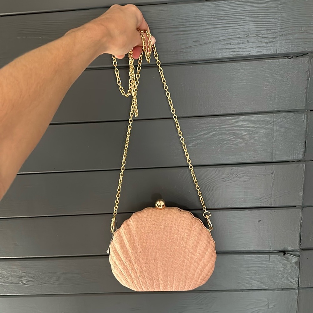 Shell straw crossbody purse